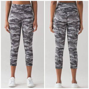 Lululemon Wunder Under Crop (Hi-Rise) (21")
Luon Hazy Days Black White Size 6